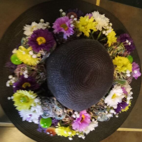FESTIVAL FLOPPY HAT. Ellen Tracy adorned hat with crazy daisys,art & mushrooms - Picture 3 of 10
